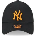 new-york-yankees-mlb-9forty-league-essential-svart-justerbar-bojd-keps-med-orange-logotyp-fran-new-era