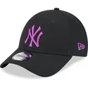 svart-justerbar-bojd-keps-med-lila-logotyp-9forty-league-essential-av-new-york-yankees-mlb-fran-new-era