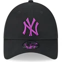svart-justerbar-bojd-keps-med-lila-logotyp-9forty-league-essential-av-new-york-yankees-mlb-fran-new-era