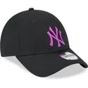 svart-justerbar-bojd-keps-med-lila-logotyp-9forty-league-essential-av-new-york-yankees-mlb-fran-new-era