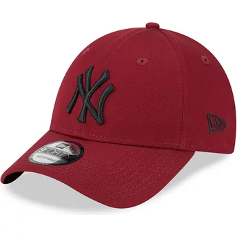 Röd justerbar kurvad keps med svart logotyp 9FORTY League Essential från New York Yankees MLB av New Era