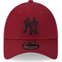 justerbar-rod-bojd-keps-med-svart-logotyp-9forty-league-essential-new-york-yankees-mlb-fran-new-era