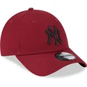 justerbar-rod-bojd-keps-med-svart-logotyp-9forty-league-essential-new-york-yankees-mlb-fran-new-era