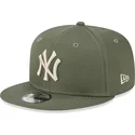 gron-platt-snapback-keps-med-beige-logotyp-9fifty-league-essential-new-york-yankees-mlb-fran-new-era