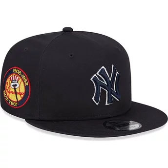 Marinblå snapback platt keps med marinblå logotyp 9FIFTY Side Patch Script från New York Yankees MLB av New Era