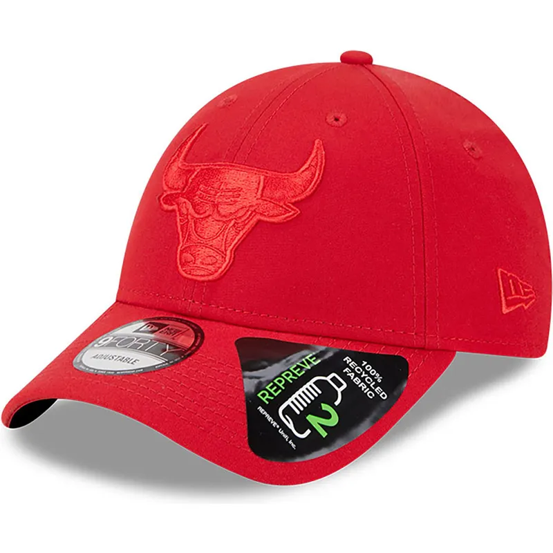 rod-justerbar-kurvad-keps-med-rott-logo-9forty-repreve-outline-fran-chicago-bulls-nba-av-new-era