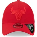 rod-justerbar-kurvad-keps-med-rott-logo-9forty-repreve-outline-fran-chicago-bulls-nba-av-new-era