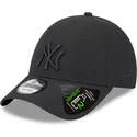 svart-bojd-justerbar-keps-med-svart-logotyp-9forty-repreve-outline-fran-new-york-yankees-mlb-av-new-era