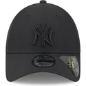 svart-bojd-justerbar-keps-med-svart-logotyp-9forty-repreve-outline-fran-new-york-yankees-mlb-av-new-era