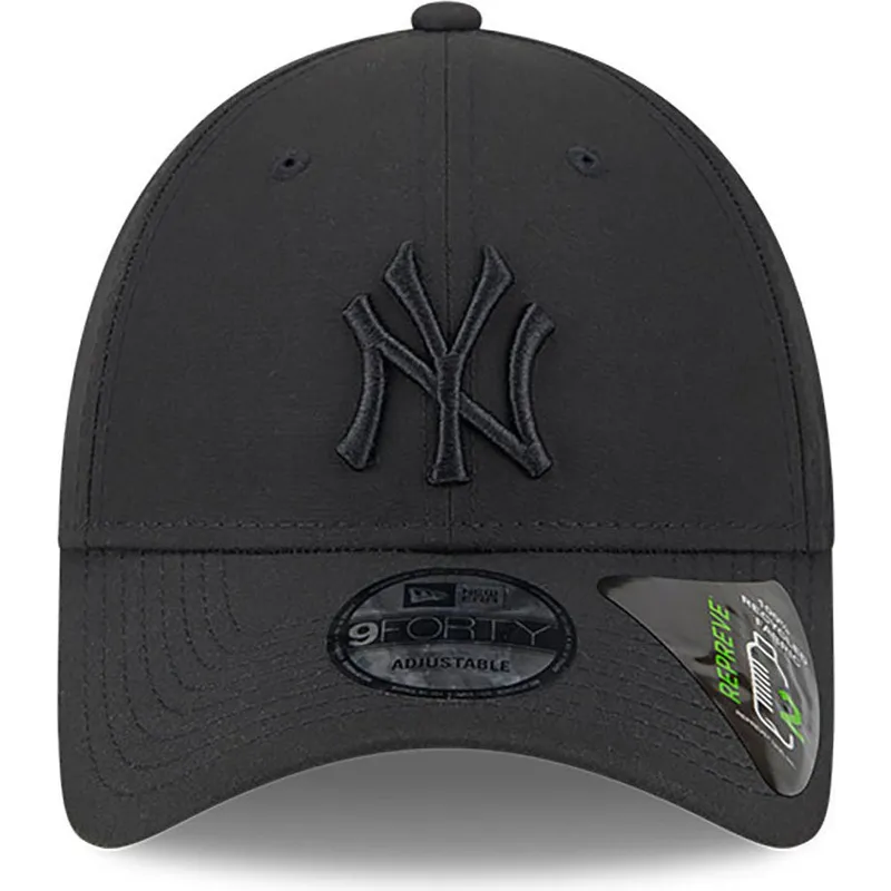 svart-bojd-justerbar-keps-med-svart-logotyp-9forty-repreve-outline-fran-new-york-yankees-mlb-av-new-era