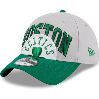 Grå och grön justerbar 9TWENTY Tip Off 2023 keps från Boston Celtics NBA av New Era