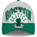 justerbar-gra-och-gron-bojd-keps-9twenty-tip-off-2023-boston-celtics-nba-fran-new-era