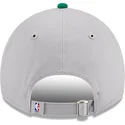 justerbar-gra-och-gron-bojd-keps-9twenty-tip-off-2023-boston-celtics-nba-fran-new-era