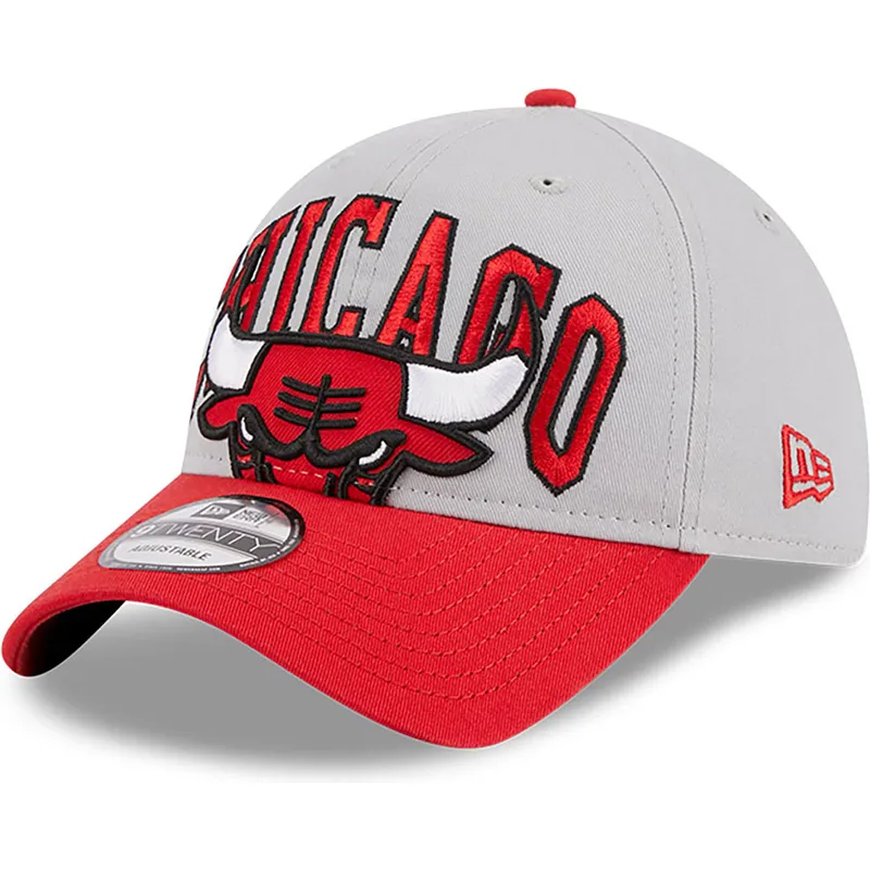 gra-och-rod-bojd-keps-justerbar-9twenty-tip-off-2023-fran-chicago-bulls-nba-av-new-era