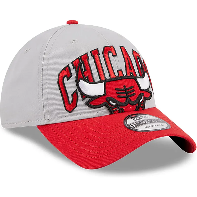 gra-och-rod-bojd-keps-justerbar-9twenty-tip-off-2023-fran-chicago-bulls-nba-av-new-era