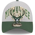 gra-och-gron-bojd-keps-justerbar-9twenty-tip-off-2023-fran-milwaukee-bucks-nba-av-new-era