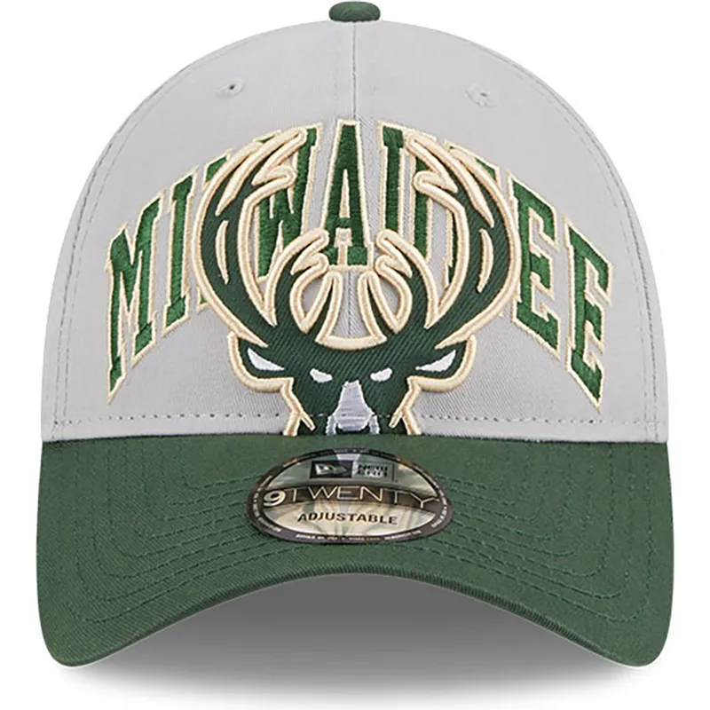 gra-och-gron-bojd-keps-justerbar-9twenty-tip-off-2023-fran-milwaukee-bucks-nba-av-new-era