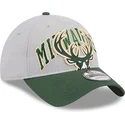 gra-och-gron-bojd-keps-justerbar-9twenty-tip-off-2023-fran-milwaukee-bucks-nba-av-new-era