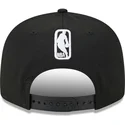 svart-platt-snapback-keps-9fifty-tip-off-2023-fran-chicago-bulls-nba-av-new-era