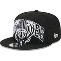 svart-platt-snapbackkeps-9fifty-tip-off-2023-milwaukee-bucks-nba-fran-new-era