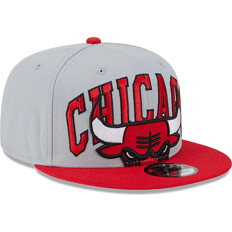 gra-och-rod-platt-keps-snapback-9fifty-tip-off-2023-fran-chicago-bulls-nba-av-new-era