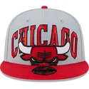 gra-och-rod-platt-keps-snapback-9fifty-tip-off-2023-fran-chicago-bulls-nba-av-new-era