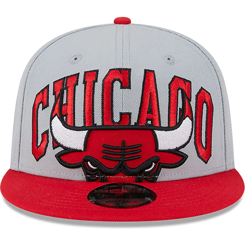 gra-och-rod-platt-keps-snapback-9fifty-tip-off-2023-fran-chicago-bulls-nba-av-new-era