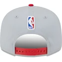 gra-och-rod-platt-keps-snapback-9fifty-tip-off-2023-fran-chicago-bulls-nba-av-new-era