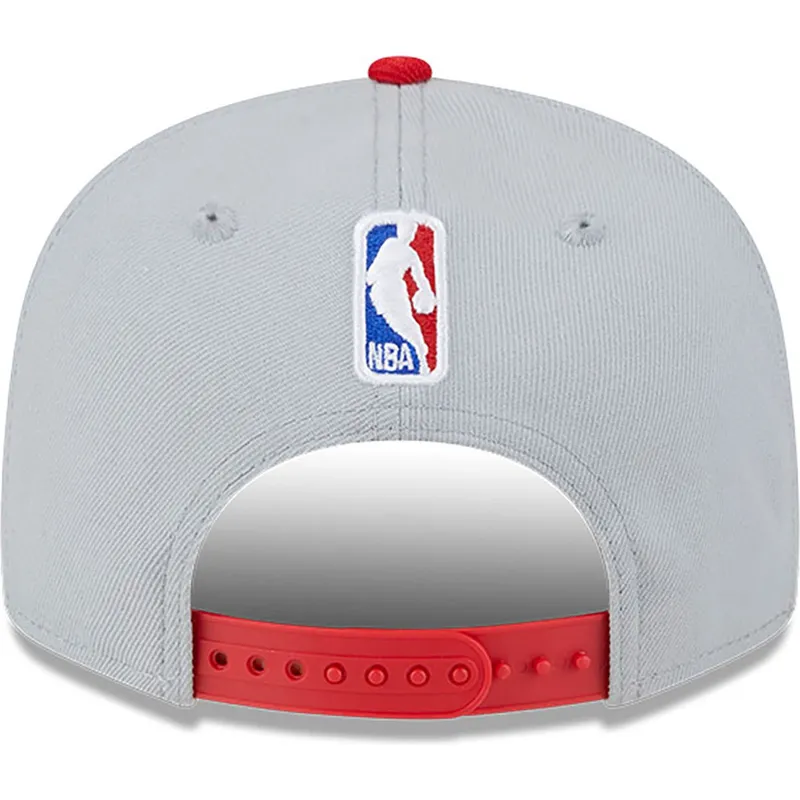 gra-och-rod-platt-keps-snapback-9fifty-tip-off-2023-fran-chicago-bulls-nba-av-new-era