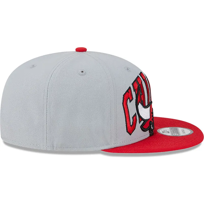 gra-och-rod-platt-keps-snapback-9fifty-tip-off-2023-fran-chicago-bulls-nba-av-new-era