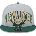 new-era-milwaukee-bucks-nba-9fifty-tip-off-2023-gra-och-gron-snapback-flat-keps