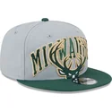 new-era-milwaukee-bucks-nba-9fifty-tip-off-2023-gra-och-gron-snapback-flat-keps