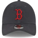 gra-bojd-justerbar-keps-med-rott-logotyp-9twenty-core-classic-fran-boston-red-sox-mlb-av-new-era