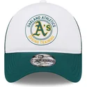 vit-och-gron-oakland-athletics-mlb-9forty-a-frame-circle-truckerkeps-fran-new-era