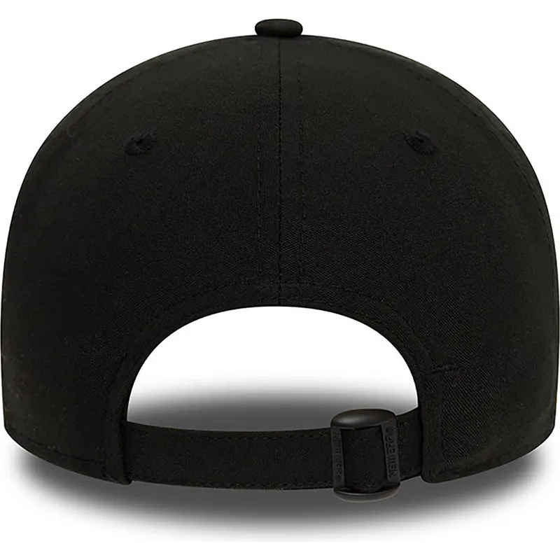 svart-bojd-justerbar-keps-9forty-repreve-wordmark-fran-manchester-united-football-club-premier-league-av-new-era