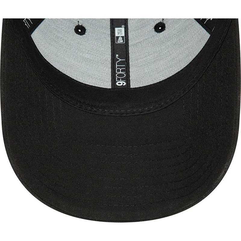 svart-bojd-justerbar-keps-9forty-repreve-wordmark-fran-manchester-united-football-club-premier-league-av-new-era