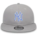 gra-platt-snapbackkeps-med-bla-new-york-yankees-mlb-9fifty-outline-logotyp-av-new-era