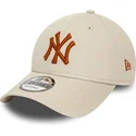 beige-justerbar-bojd-keps-med-brunt-logo-9forty-league-essential-new-york-yankees-mlb-fran-new-era
