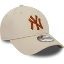 beige-justerbar-bojd-keps-med-brunt-logo-9forty-league-essential-new-york-yankees-mlb-fran-new-era