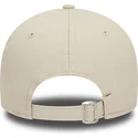 beige-justerbar-bojd-keps-med-brunt-logo-9forty-league-essential-new-york-yankees-mlb-fran-new-era