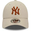 beige-justerbar-bojd-keps-med-brunt-logo-9forty-league-essential-new-york-yankees-mlb-fran-new-era
