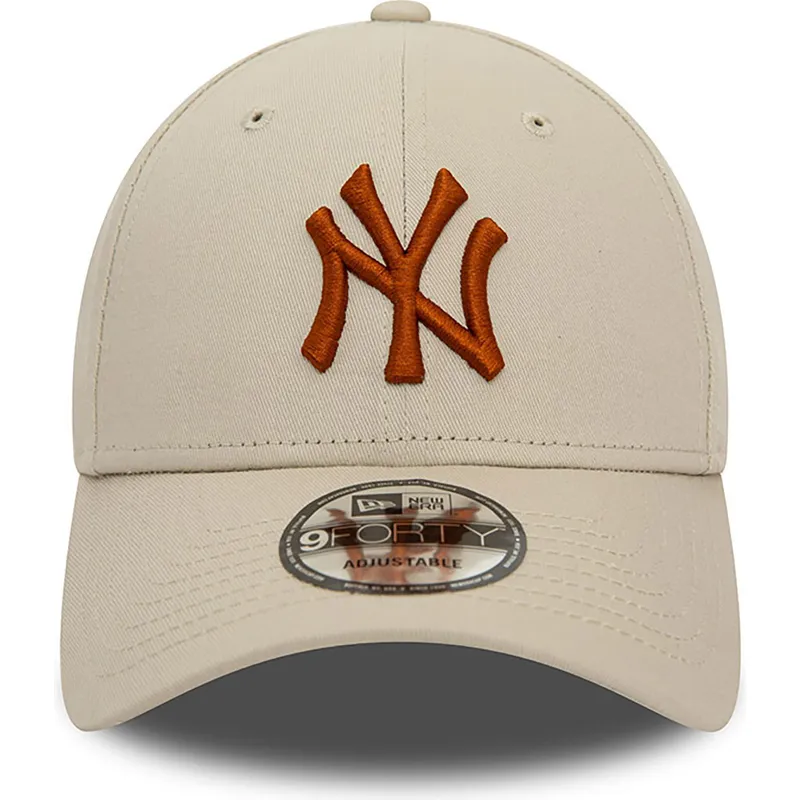 new-era-new-york-yankees-mlb-9forty-league-essential-beige-justerbar-bojd-keps-med-brunt-logo