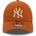 justerbar-brun-bojd-keps-med-beige-logga-9forty-league-essential-new-york-yankees-mlb-fran-new-era