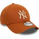 justerbar-brun-bojd-keps-med-beige-logga-9forty-league-essential-new-york-yankees-mlb-fran-new-era