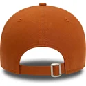 justerbar-brun-bojd-keps-med-beige-logga-9forty-league-essential-new-york-yankees-mlb-fran-new-era