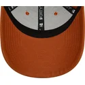 justerbar-brun-bojd-keps-med-beige-logga-9forty-league-essential-new-york-yankees-mlb-fran-new-era