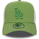 gron-och-vit-truckerkeps-med-gront-los-angeles-dodgers-logotyp-a-frame-league-essential-fran-new-era-mlb