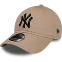 brun-justerbar-bojd-keps-med-svart-logotyp-9twenty-league-essential-av-new-york-yankees-mlb-fran-new-era
