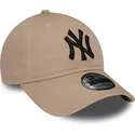 brun-justerbar-bojd-keps-med-svart-logotyp-9twenty-league-essential-av-new-york-yankees-mlb-fran-new-era