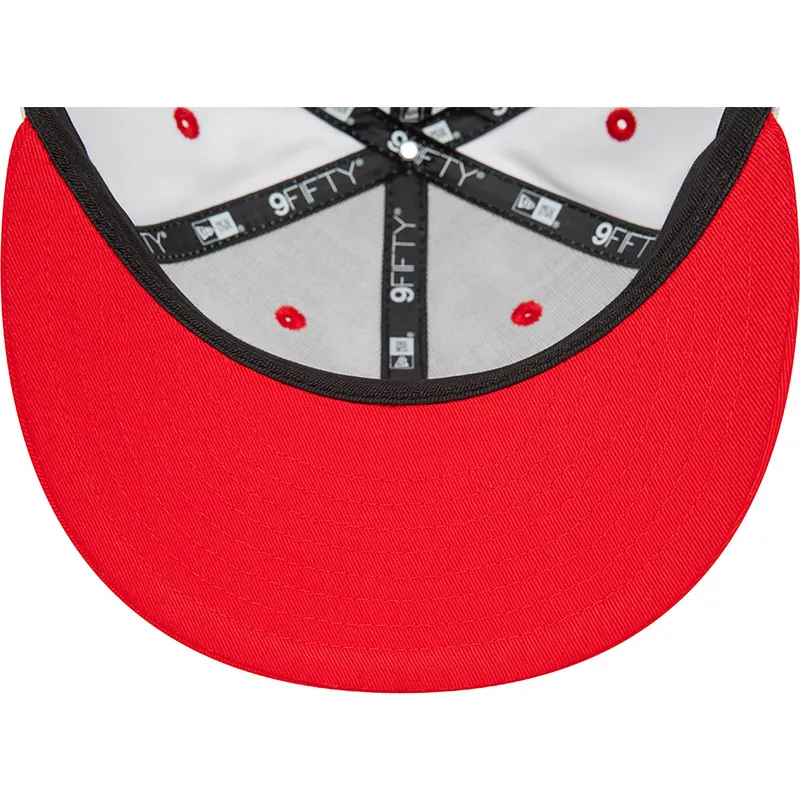 vit-och-rod-platt-keps-snapback-9fifty-white-crown-fran-chicago-bulls-nba-av-new-era